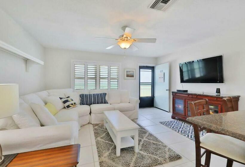 ホテル 2 Bed 2 Bath Apartment In Tampa Bay