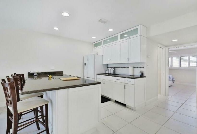 ホテル 2 Bed 2 Bath Apartment In Tampa Bay