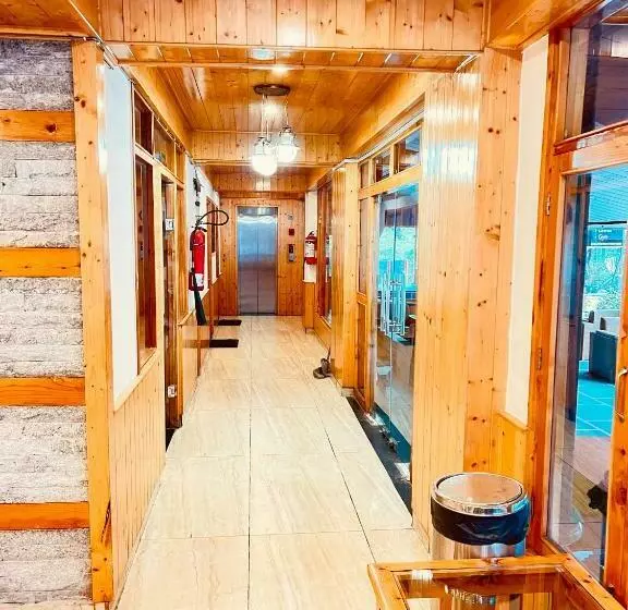 ホテル Old Smugglers With Balcony Mountain View Ac Hot And Cold Near To Hadimba Temple Near To Mall Road