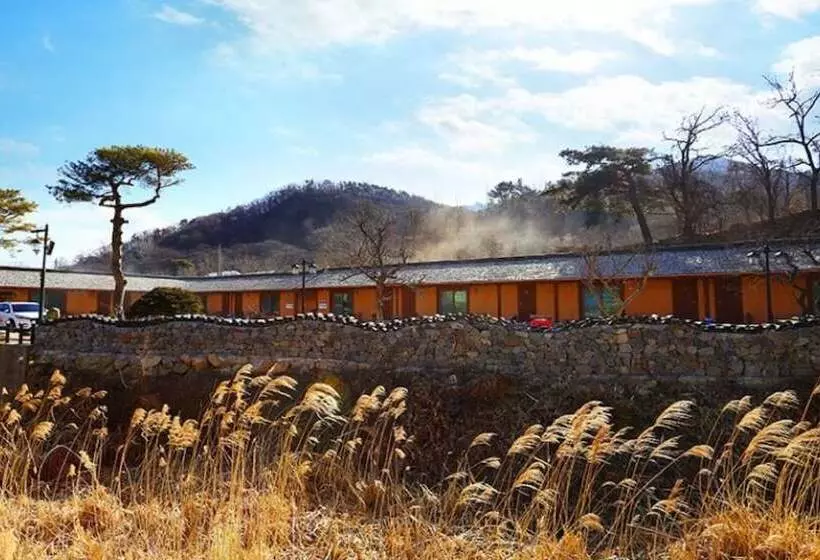 Hotelli Gongju Sangsin Heuljip Pension