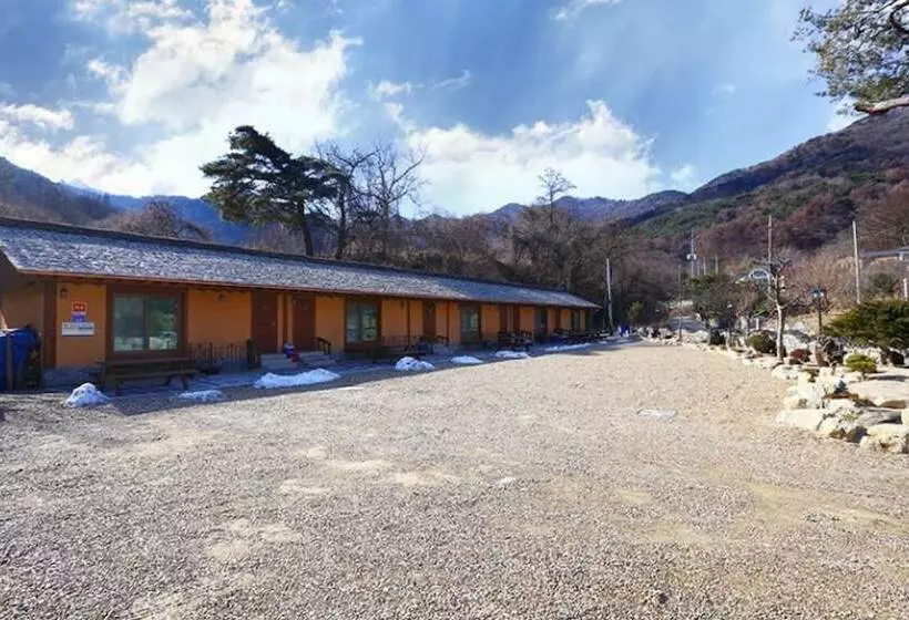 Hotelli Gongju Sangsin Heuljip Pension