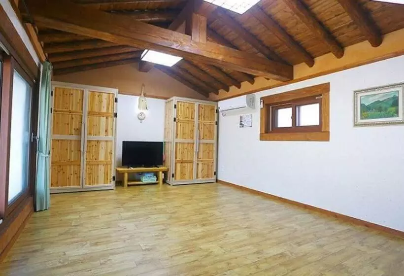 Hotelli Gongju Sangsin Heuljip Pension