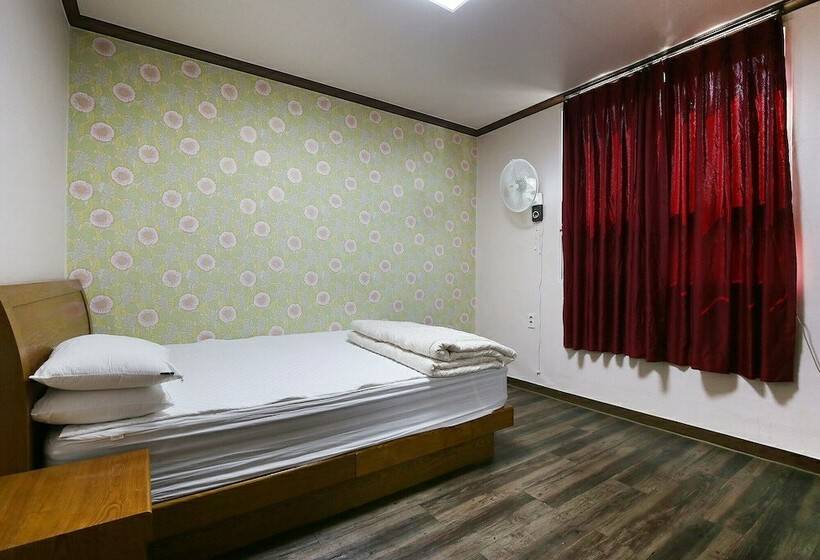 Nonsan Hwangje Motel
