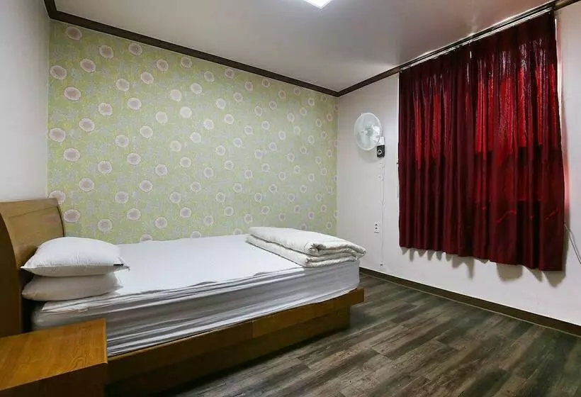 Nonsan Hwangje Motel