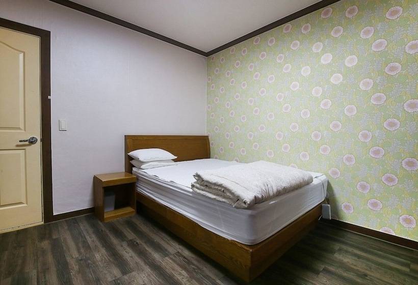Nonsan Hwangje Motel