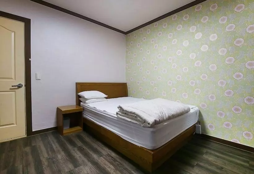 Nonsan Hwangje Motel