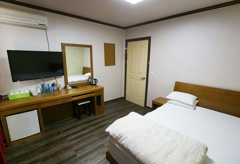 Nonsan Hwangje Motel