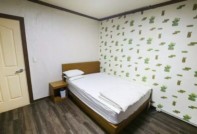 Nonsan Hwangje Motel