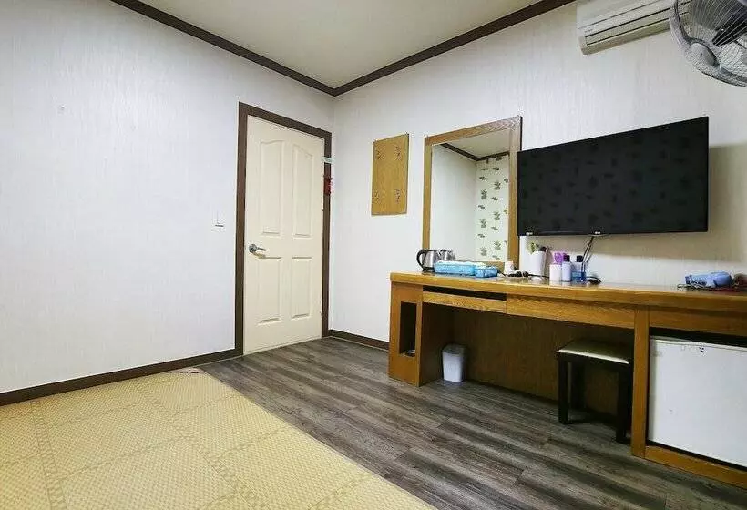 Nonsan Hwangje Motel