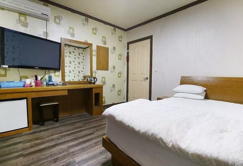 Nonsan Hwangje Motel