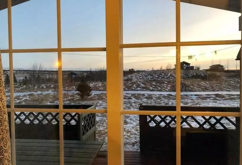 هتل Eyjasól Cottages