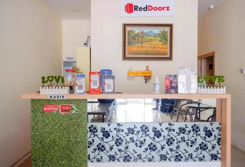 ホテル Reddoorz Plus @ Losari Makassar