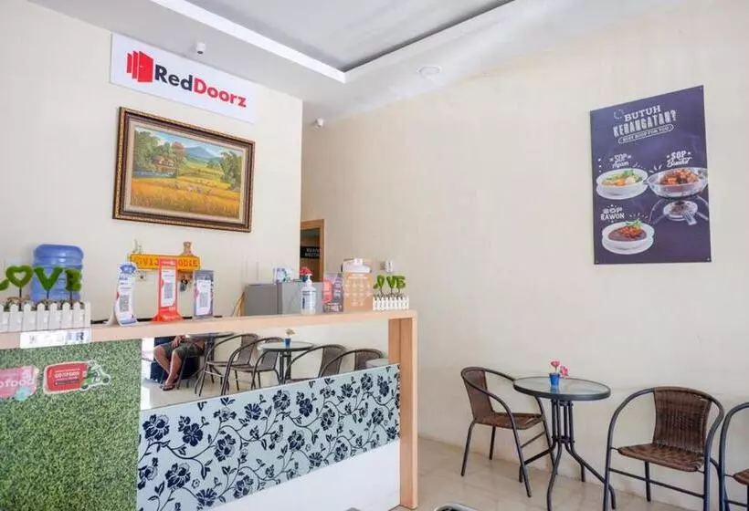 ホテル Reddoorz Plus @ Losari Makassar