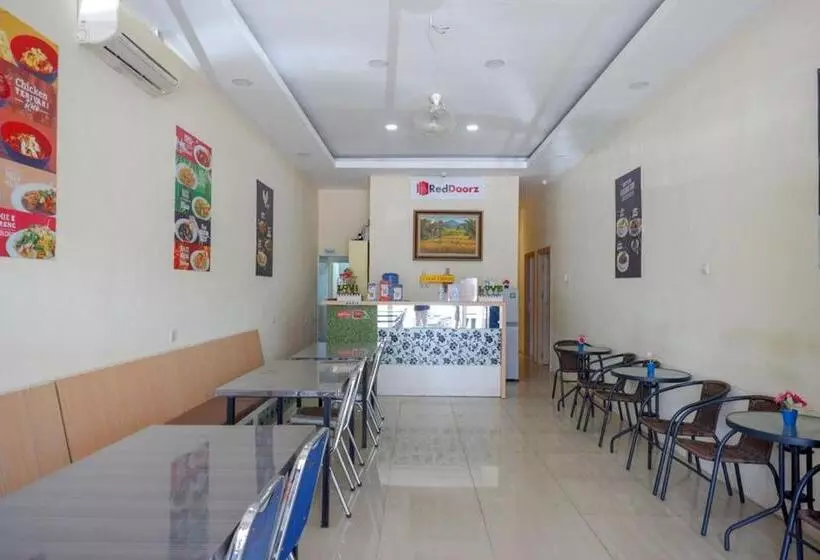 ホテル Reddoorz Plus @ Losari Makassar