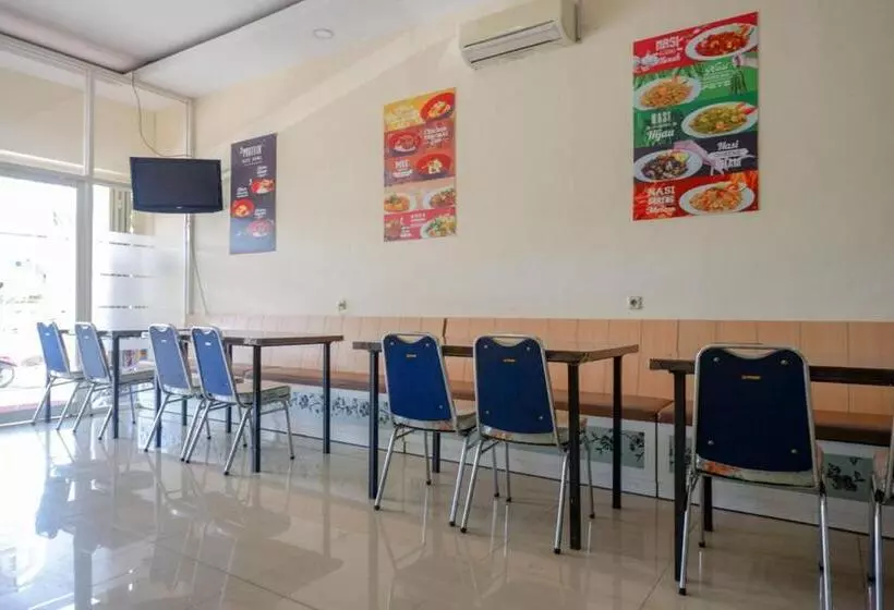 ホテル Reddoorz Plus @ Losari Makassar
