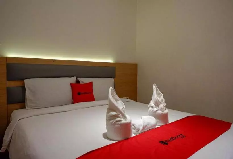 ホテル Reddoorz Plus @ Losari Makassar