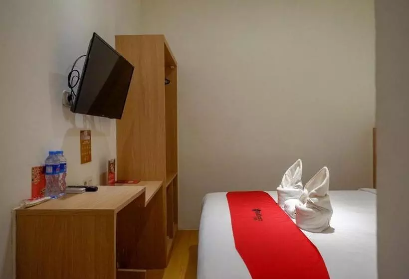 ホテル Reddoorz Plus @ Losari Makassar