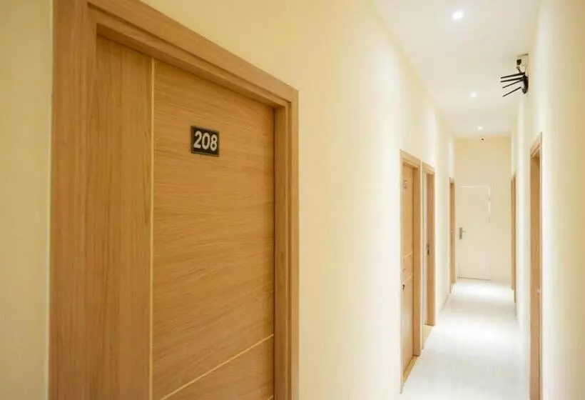 ホテル Reddoorz Plus @ Losari Makassar