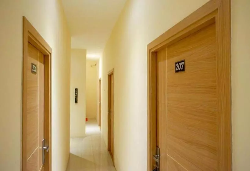 ホテル Reddoorz Plus @ Losari Makassar