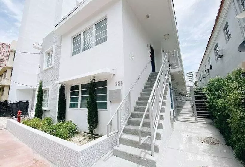 ホテル Samantha Apartments By Lowkl