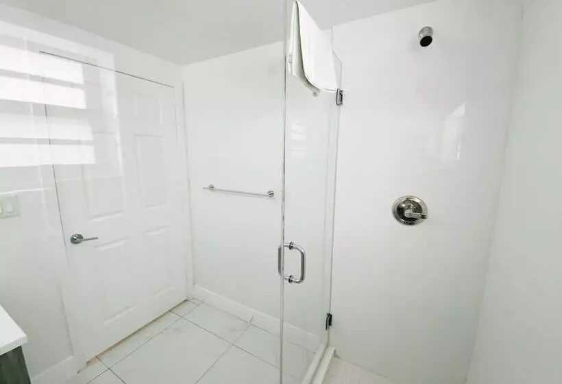 ホテル Samantha Apartments By Lowkl