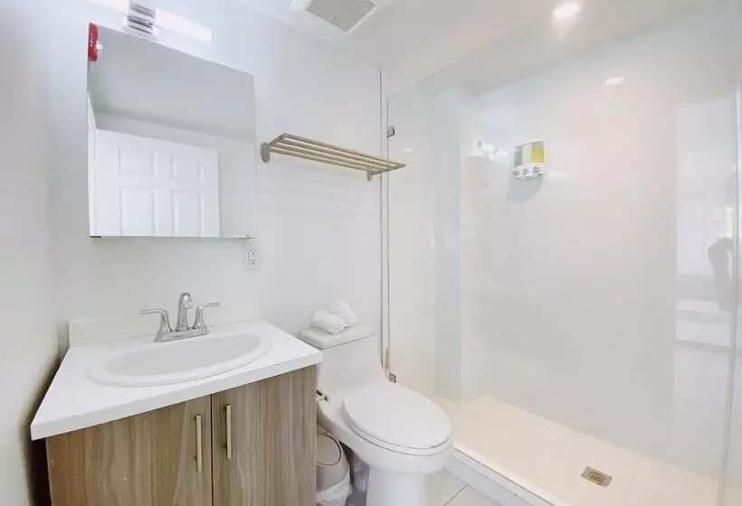 ホテル Samantha Apartments By Lowkl