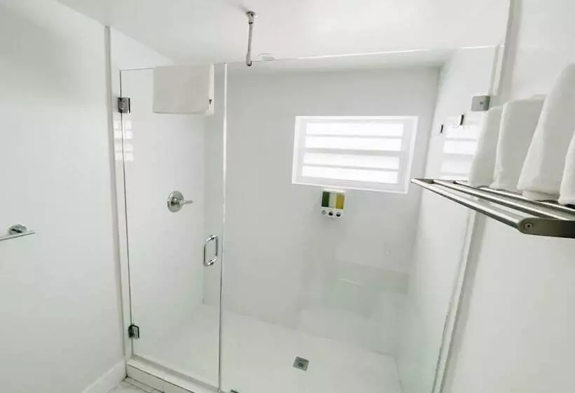 ホテル Samantha Apartments By Lowkl