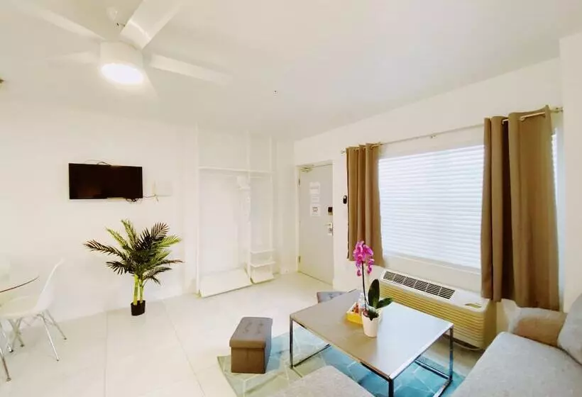 ホテル Samantha Apartments By Lowkl