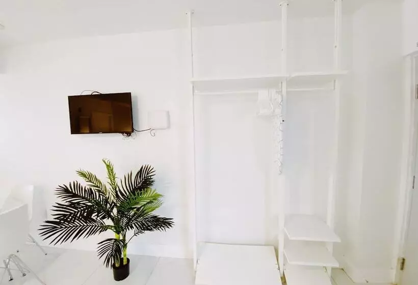 ホテル Samantha Apartments By Lowkl