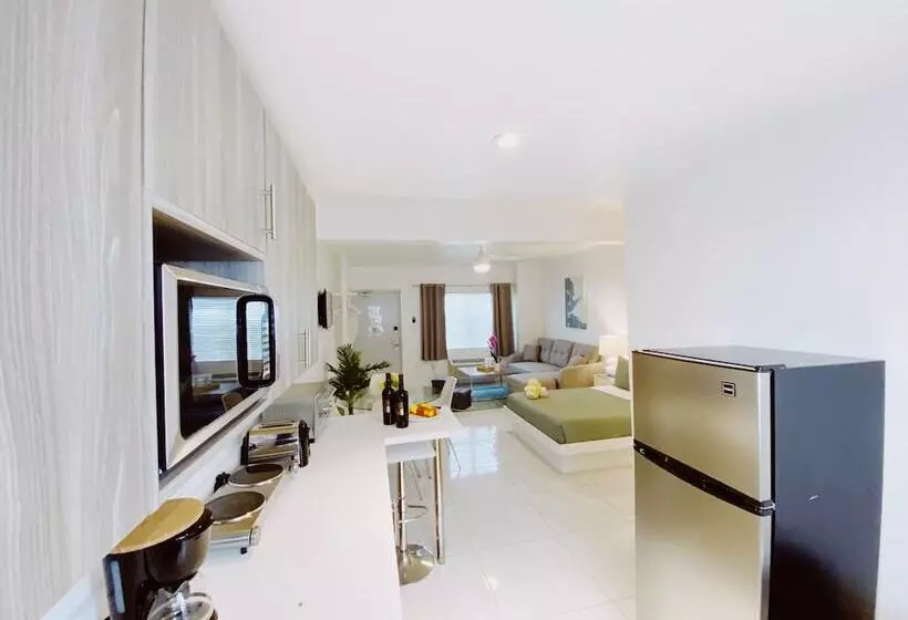 ホテル Samantha Apartments By Lowkl