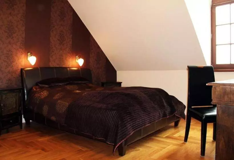 Aamiaismajoitus (B&B) Dwór Pod Różami