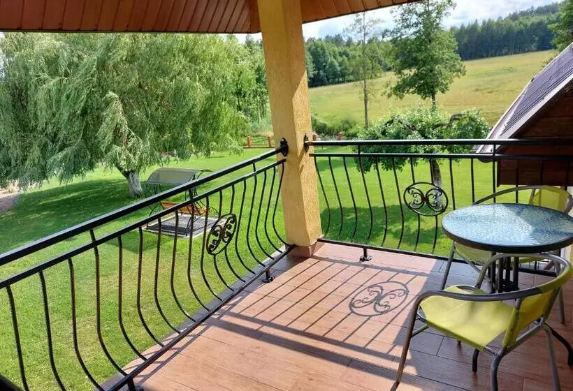 ホテル Agroturystyka żubrówka