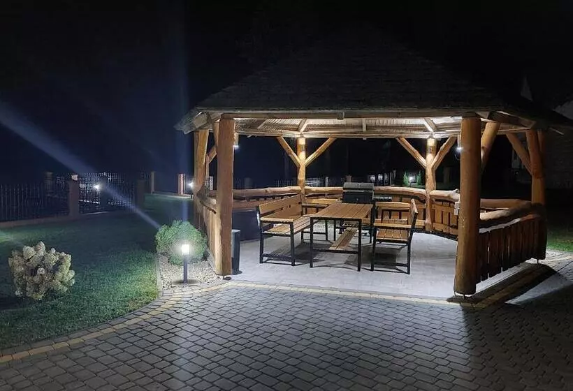 ホテル Agroturystyka żubrówka