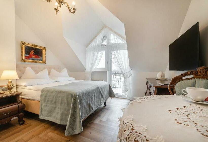 مبيت وإفطار Pensjonat & Restauracja Admirał