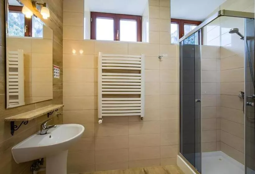 Aamiaismajoitus (B&B) Schronisko Pttk Trzy Korony