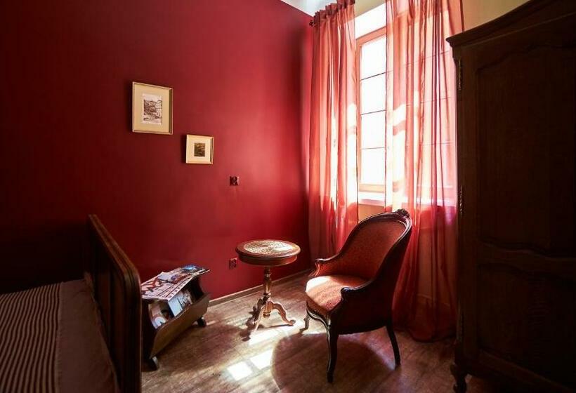 تختخواب و صبحانه Sztukmistrz Magician Art Rooms