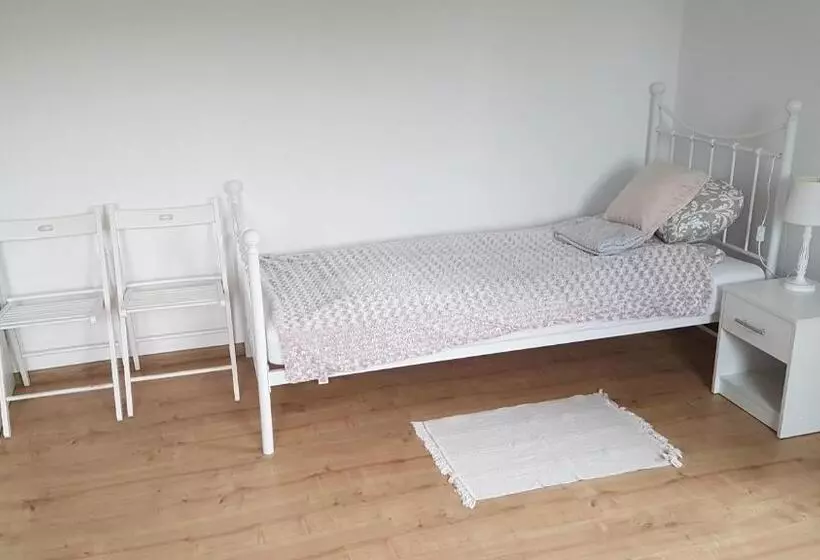 Hotelli Dom O Niebieskich Okiennicach