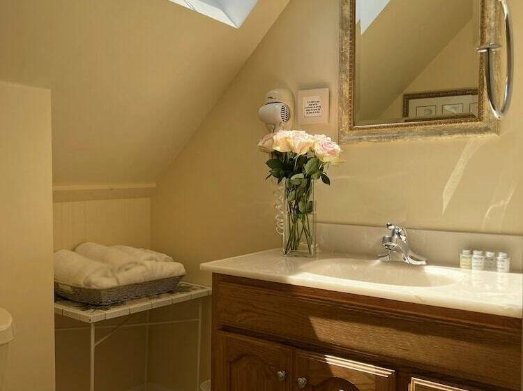 تختخواب و صبحانه Lotus Provincetown