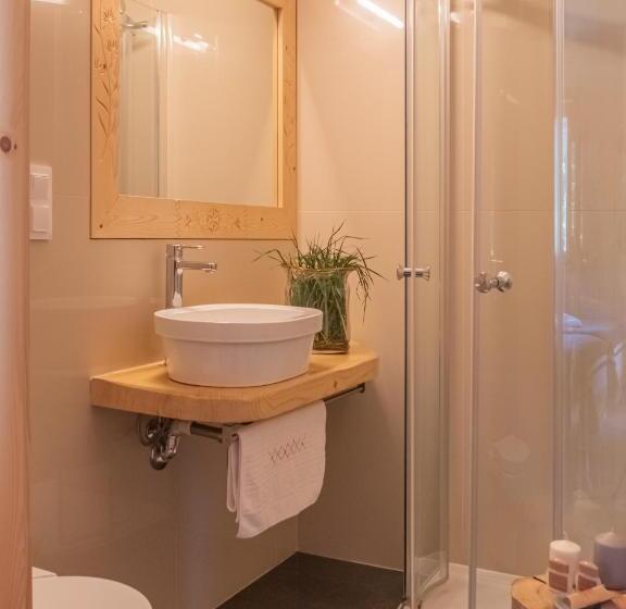 تختخواب و صبحانه Willa Mirwa