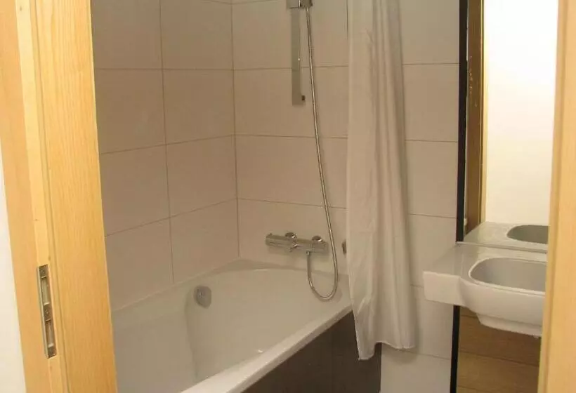 Hotelli Rezydencja Nad Jeziorem Pestkownica