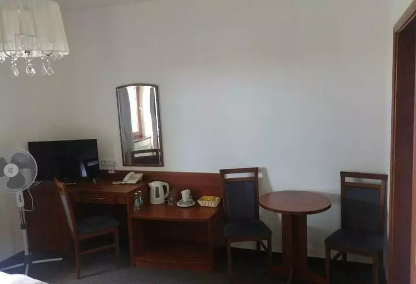 Hotelli I Restauracja Borowianka