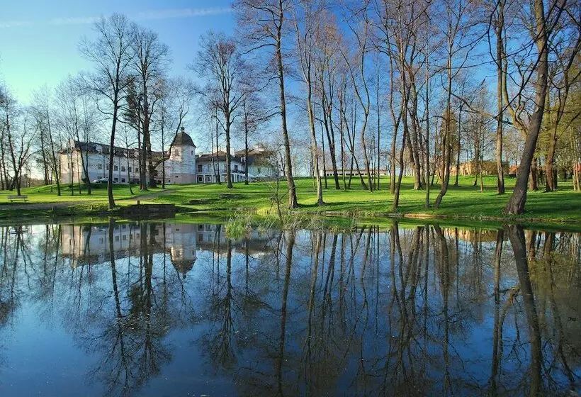 Hotelli Dwór Kombornia   Folwark