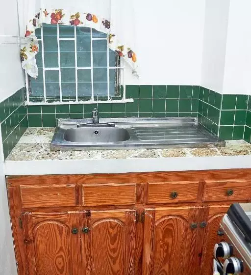 پانسیون Titchfield Guest House