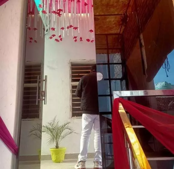 Hotelli Oyo 80726c Thakur Residency