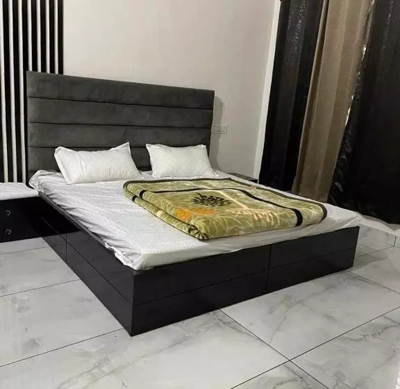 Hotelli Oyo 80726c Thakur Residency