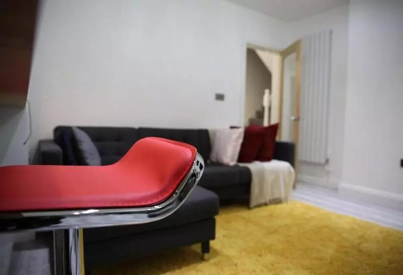 Majatalo Rostron House