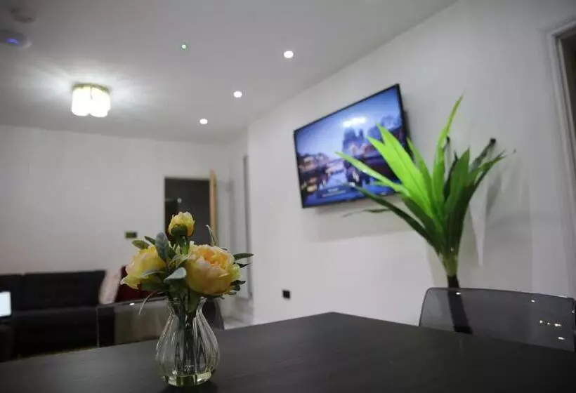 Majatalo Rostron House