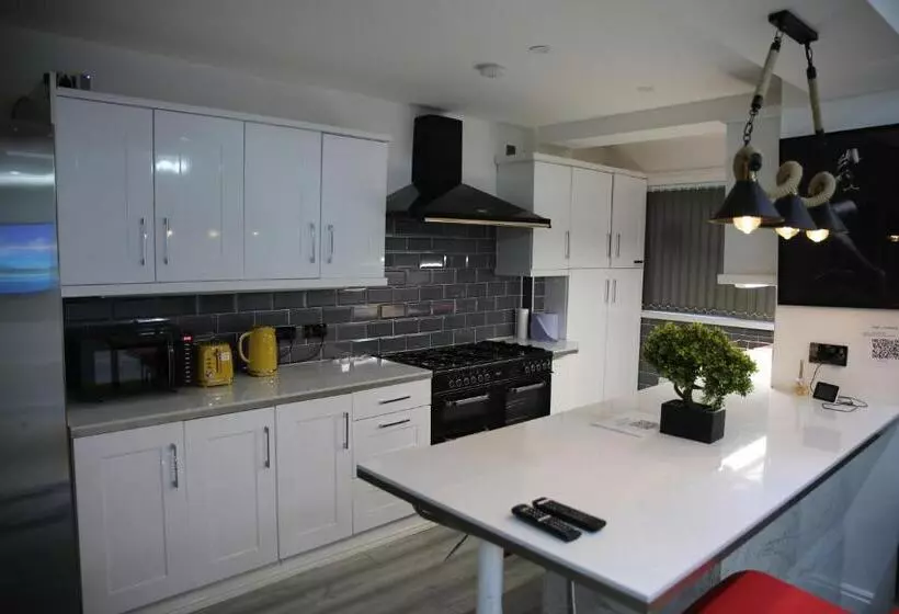 Majatalo Rostron House