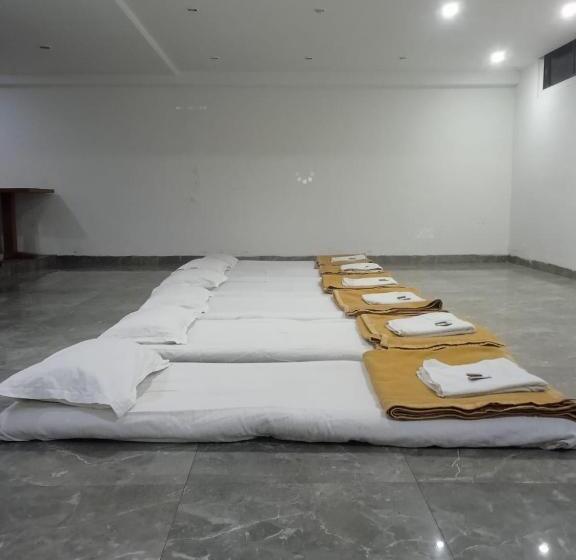 هتل Holiday Pride