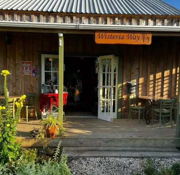 Majatalo Wisteria Way